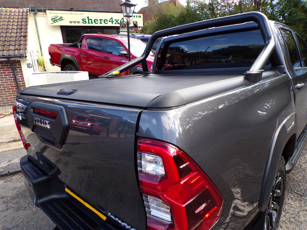 Toyota HILUX 2.8 D-4d Invincible X Pickup Double Cab Grey #4