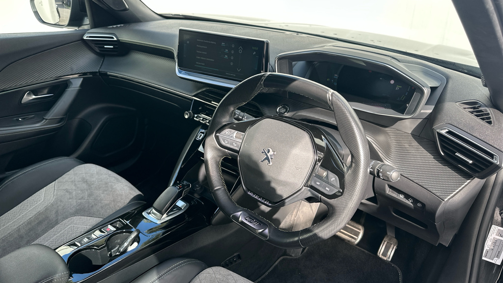Peugeot e-2008 50Kwh Gt Premium Suv 136 Ps Black #2