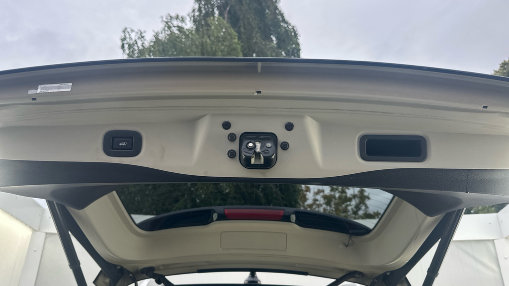Nissan X-Trail Tekna White #26