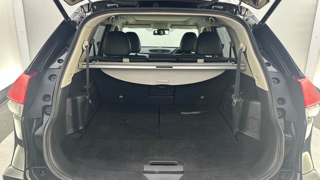 Nissan X-Trail Tekna White #13