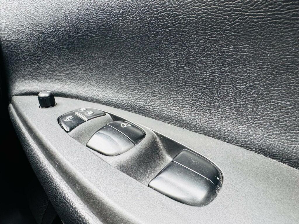 Nissan Pulsar N-connecta Black #17