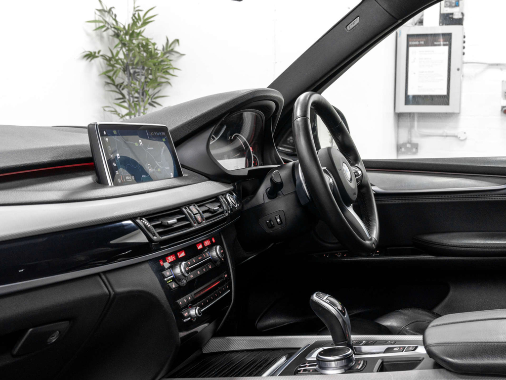 BMW X5 Estate White #26
