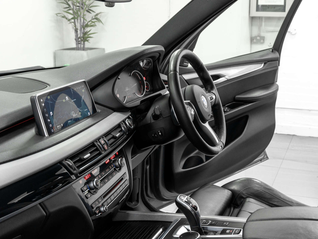 BMW X5 Estate White #25