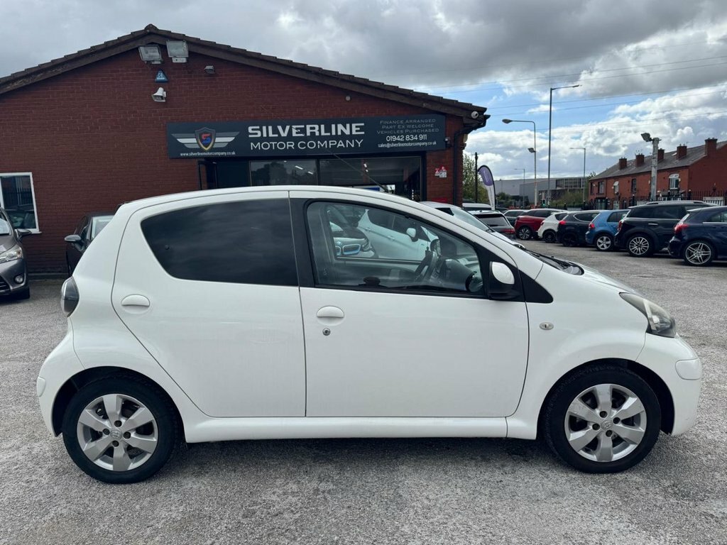 Toyota Aygo 1L Go White #4