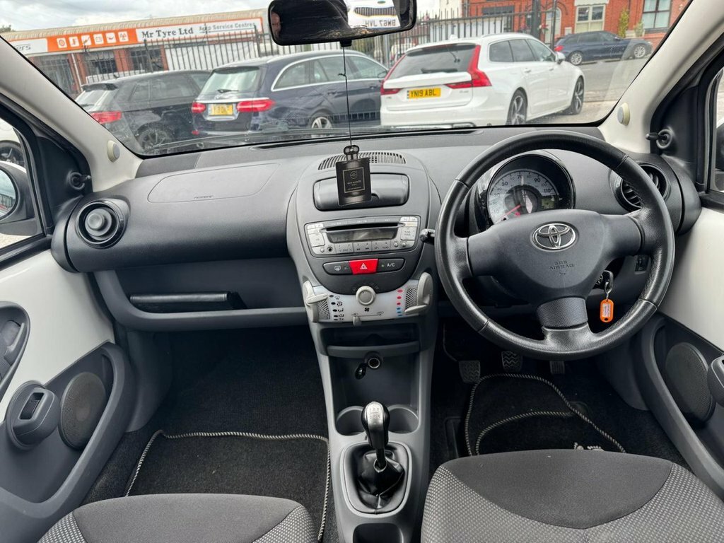 Toyota Aygo 1L Go White #3