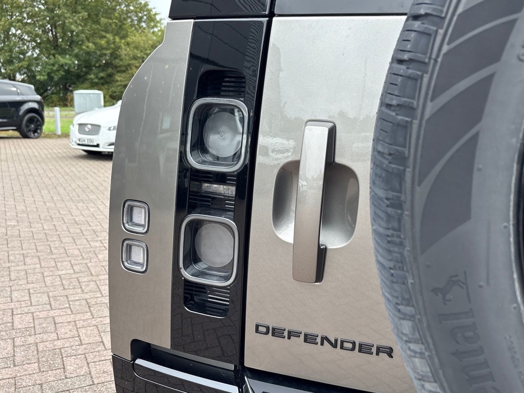 Land Rover Defender 90 X-dynamic Se White #26