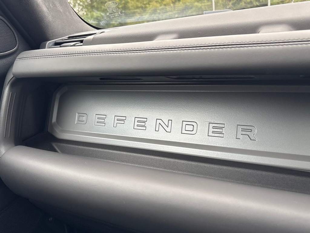 Land Rover Defender 90 X-dynamic Se White #41