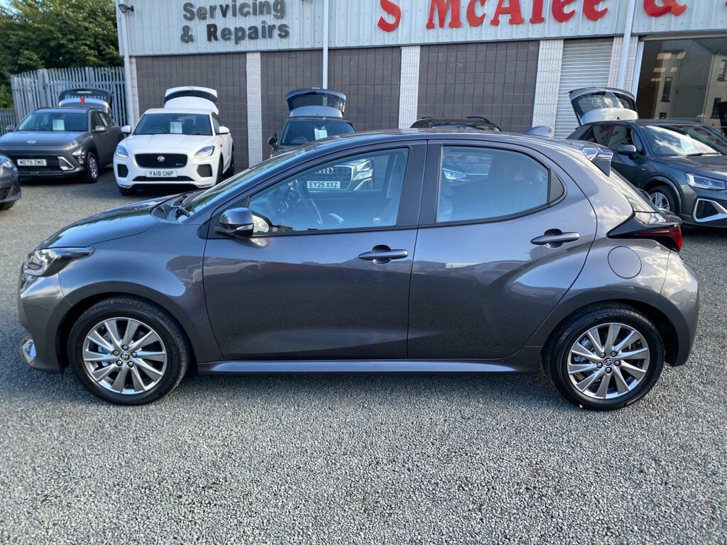 Toyota Yaris Dynamic White #8