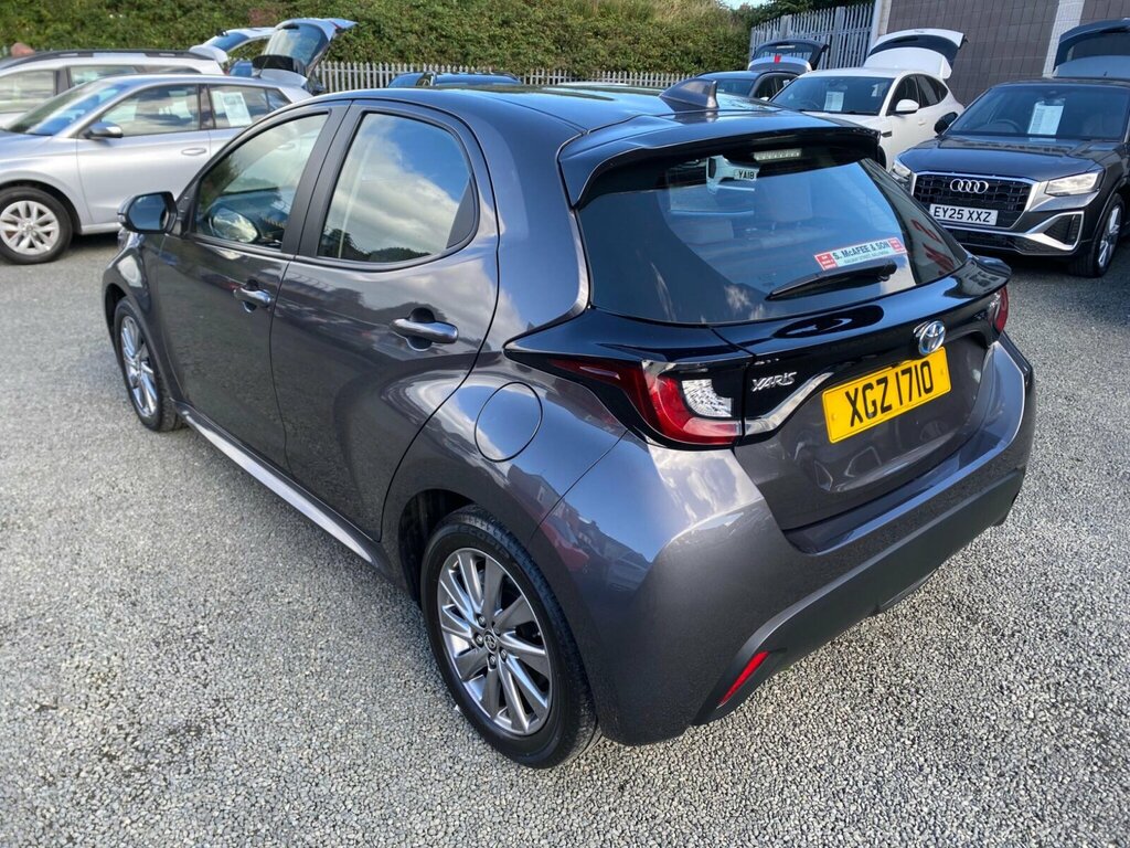 Toyota Yaris Dynamic White #7