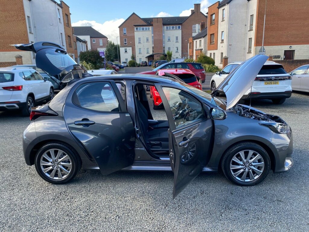 Toyota Yaris Dynamic White #16
