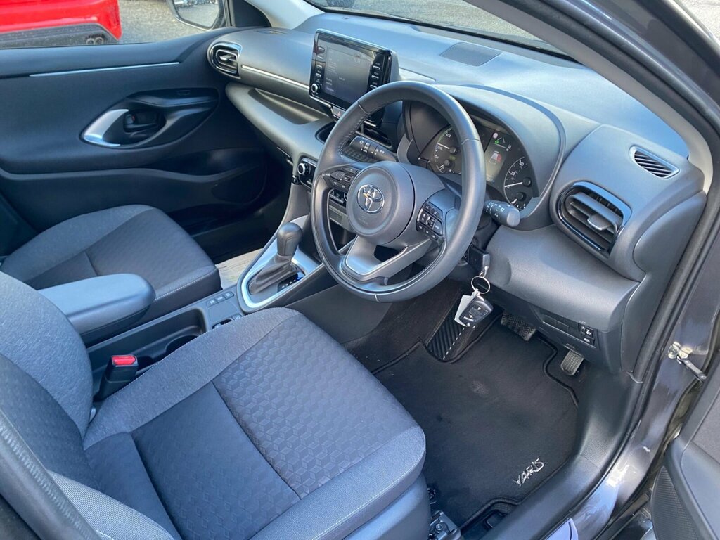 Toyota Yaris Dynamic White #26