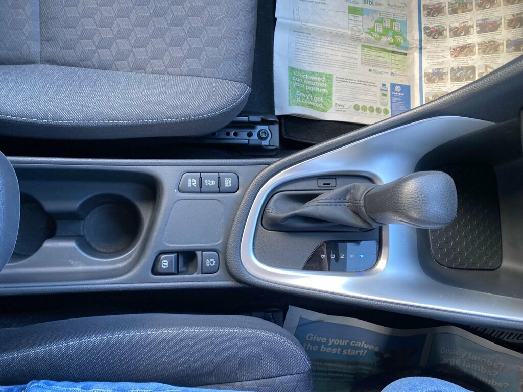 Toyota Yaris Dynamic White #33