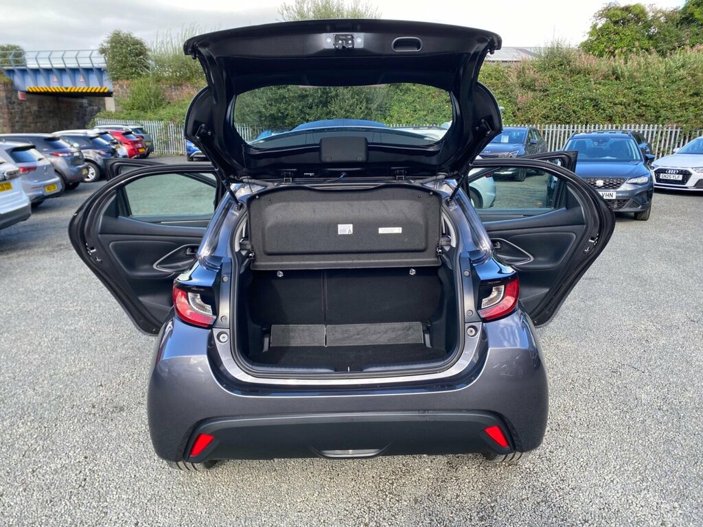 Toyota Yaris Dynamic White #18