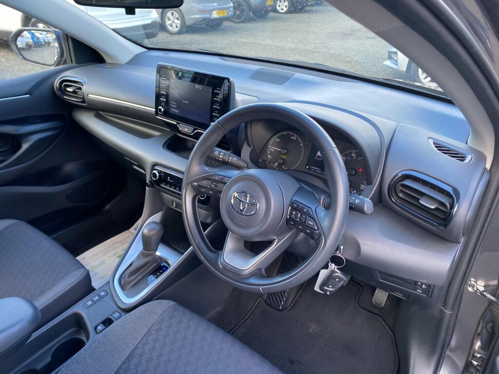 Toyota Yaris Dynamic White #25