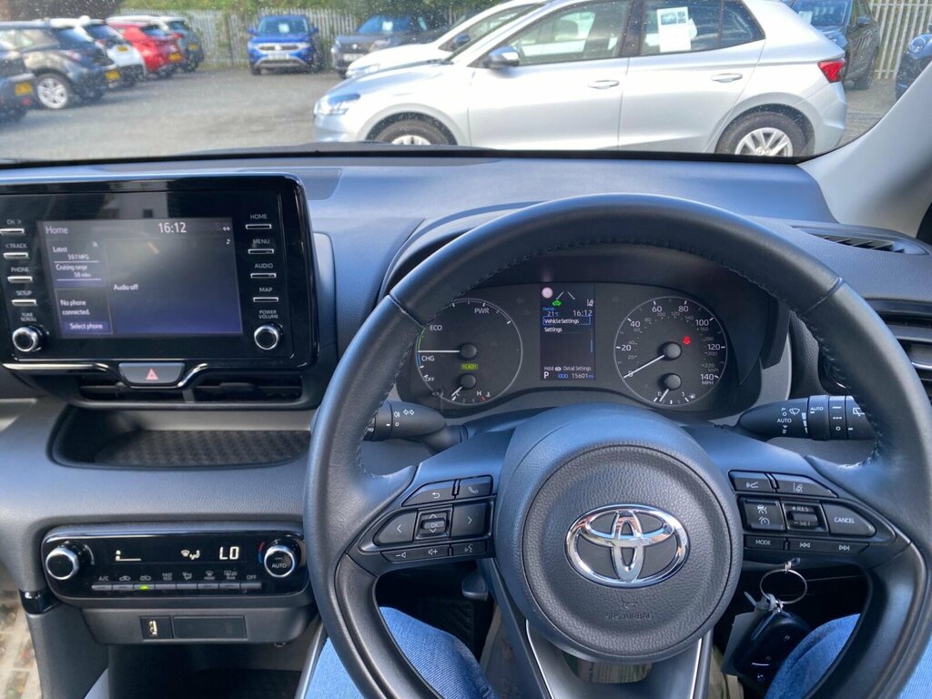 Toyota Yaris Dynamic White #27
