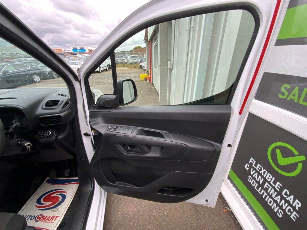 Vauxhall Combo Turbo D 2300 Prime White #9