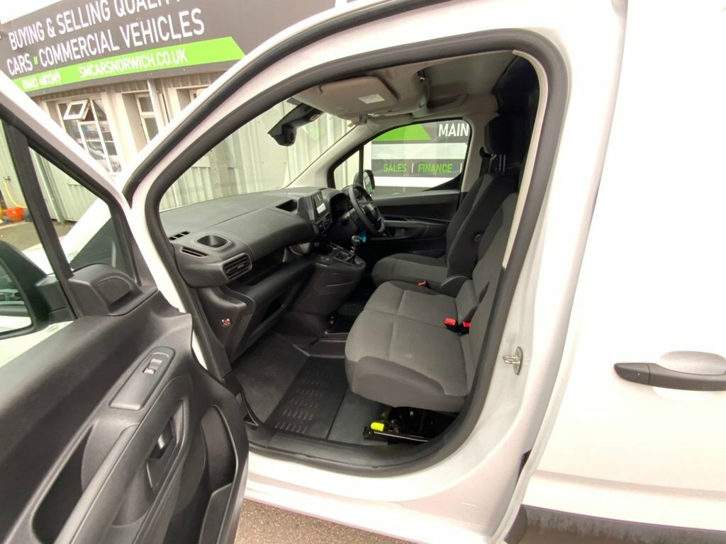 Vauxhall Combo 1.5L Prime 6Dr White #4