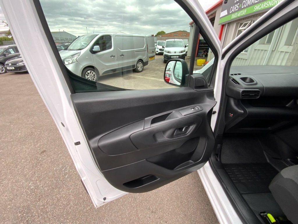 Vauxhall Combo 1.5L Prime 6Dr White #5