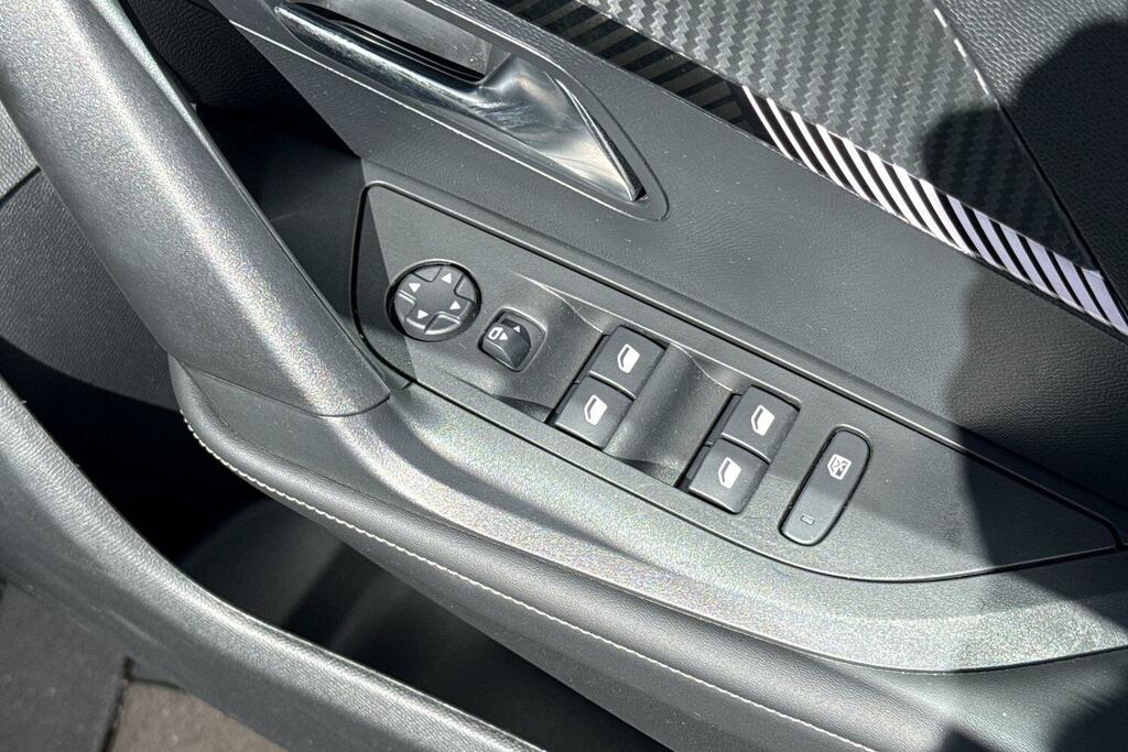 Peugeot e-2008 Allure Grey #18