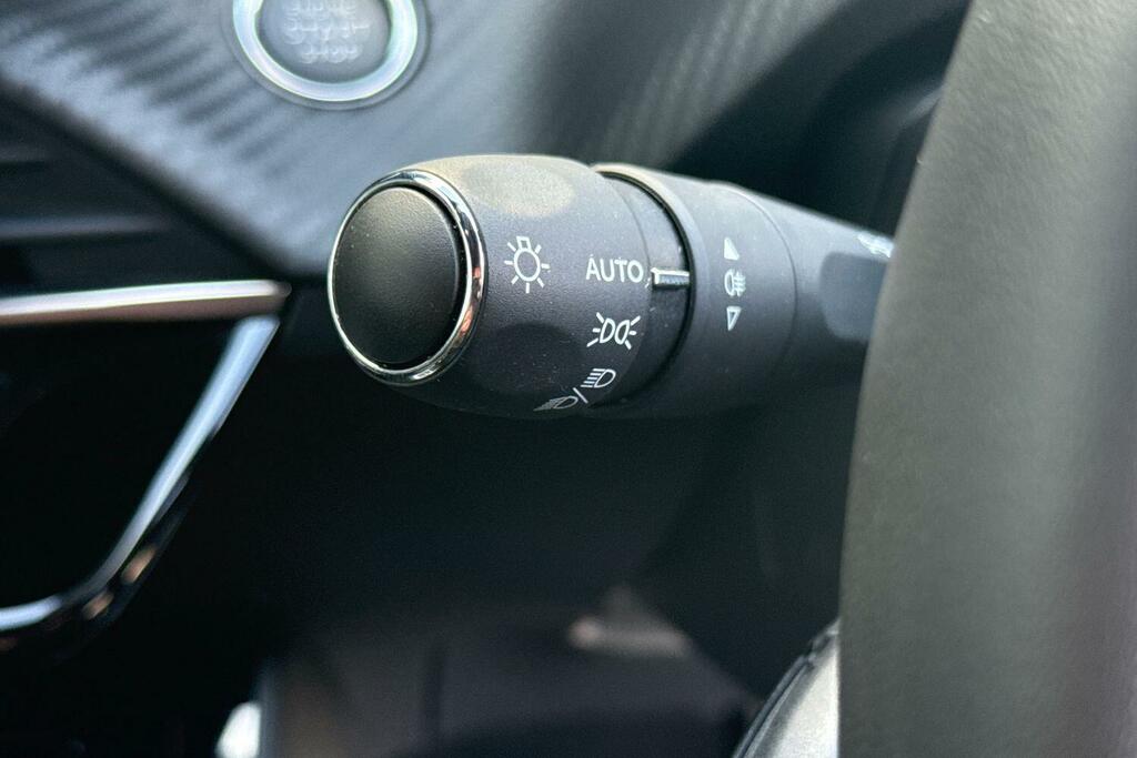 Peugeot e-2008 Allure Grey #26