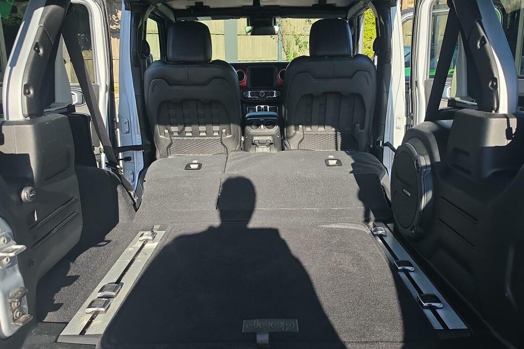 Jeep Wrangler Overland Unlimited White #24
