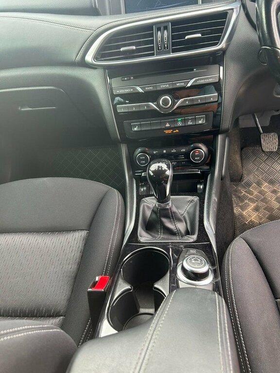 Infiniti Q30 D Premium Brown #18