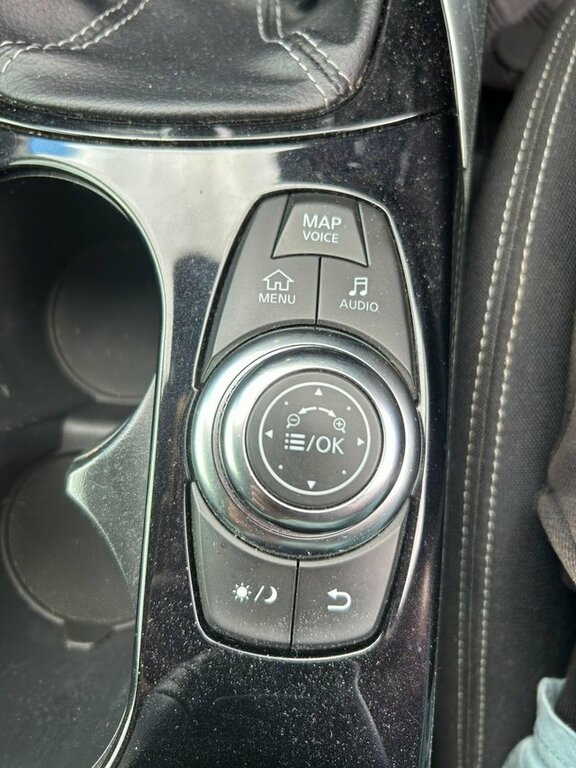 Infiniti Q30 D Premium Brown #25