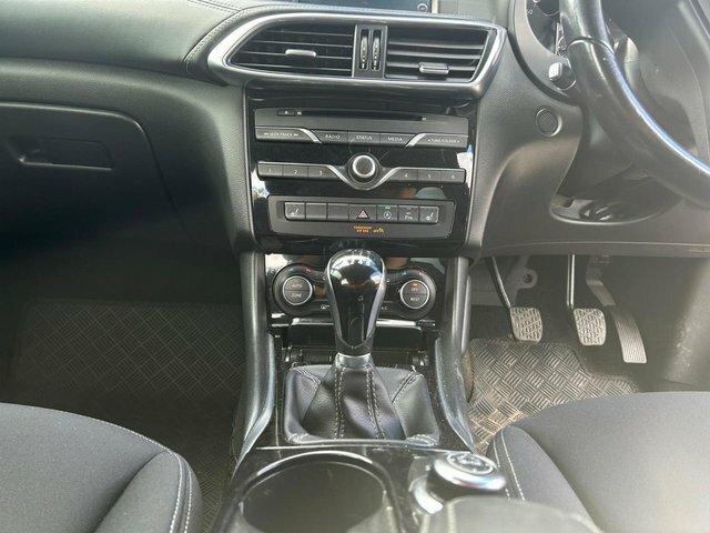 Infiniti Q30 D Premium Brown #13