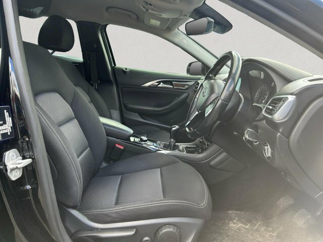 Infiniti Q30 D Premium Brown #9