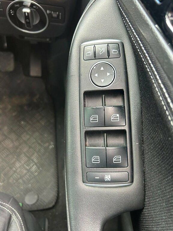 Infiniti Q30 D Premium Brown #29