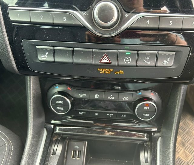 Infiniti Q30 D Premium Brown #20