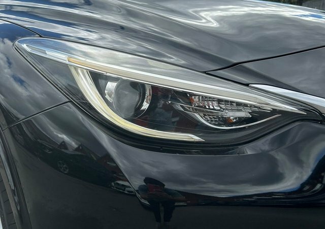 Infiniti Q30 D Premium Brown #43