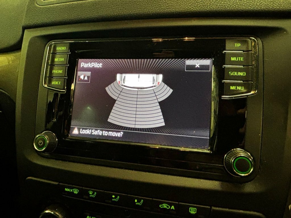 Skoda Yeti Hatchback Elegance White #32