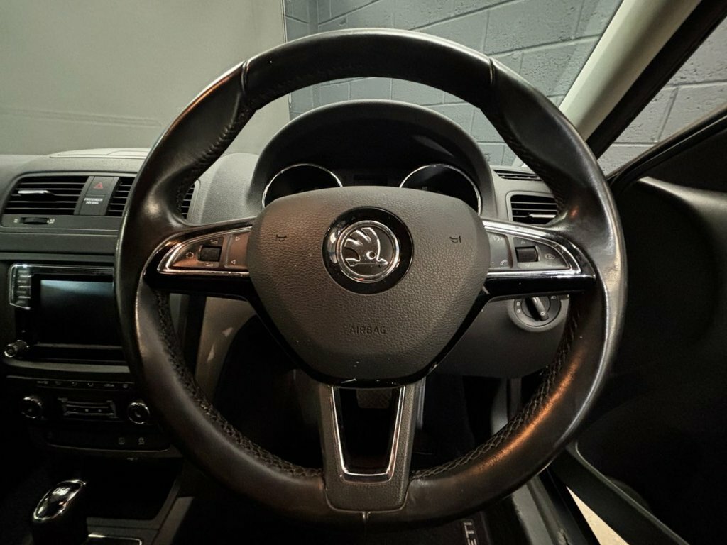 Skoda Yeti Hatchback Elegance White #26