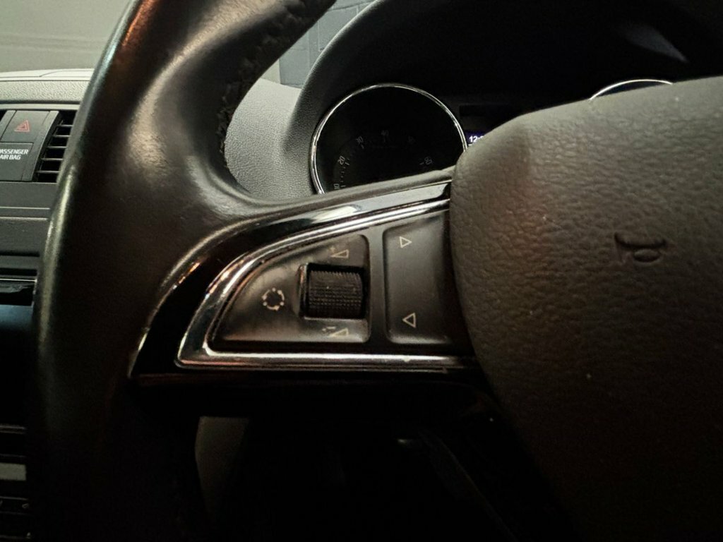 Skoda Yeti Hatchback Elegance White #25