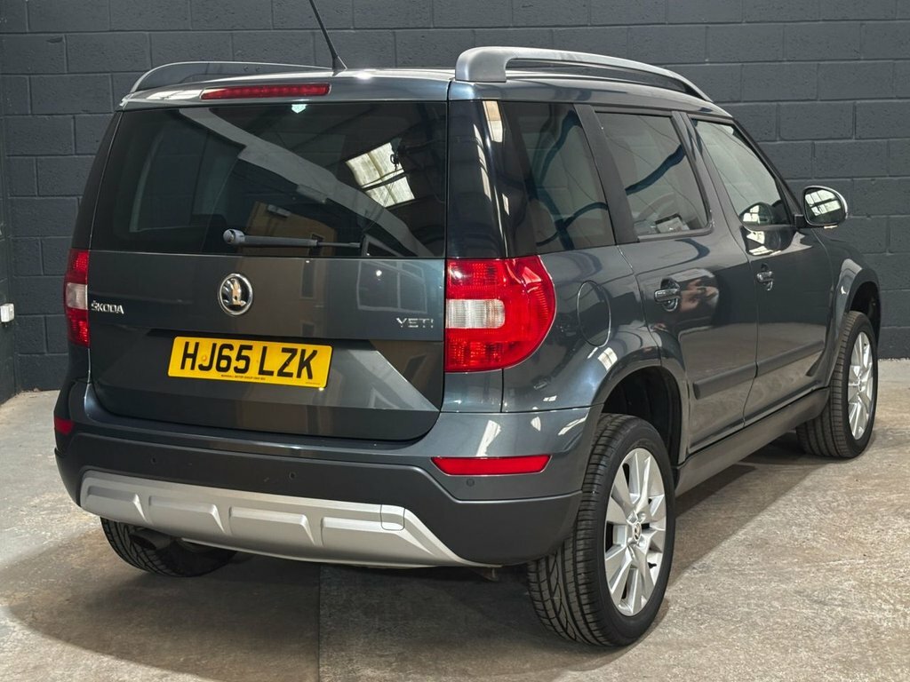 Skoda Yeti Hatchback Elegance White #8