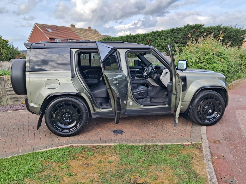 Land Rover Defender 110 2.0 P400e X-dynamic Se 110 Green #17