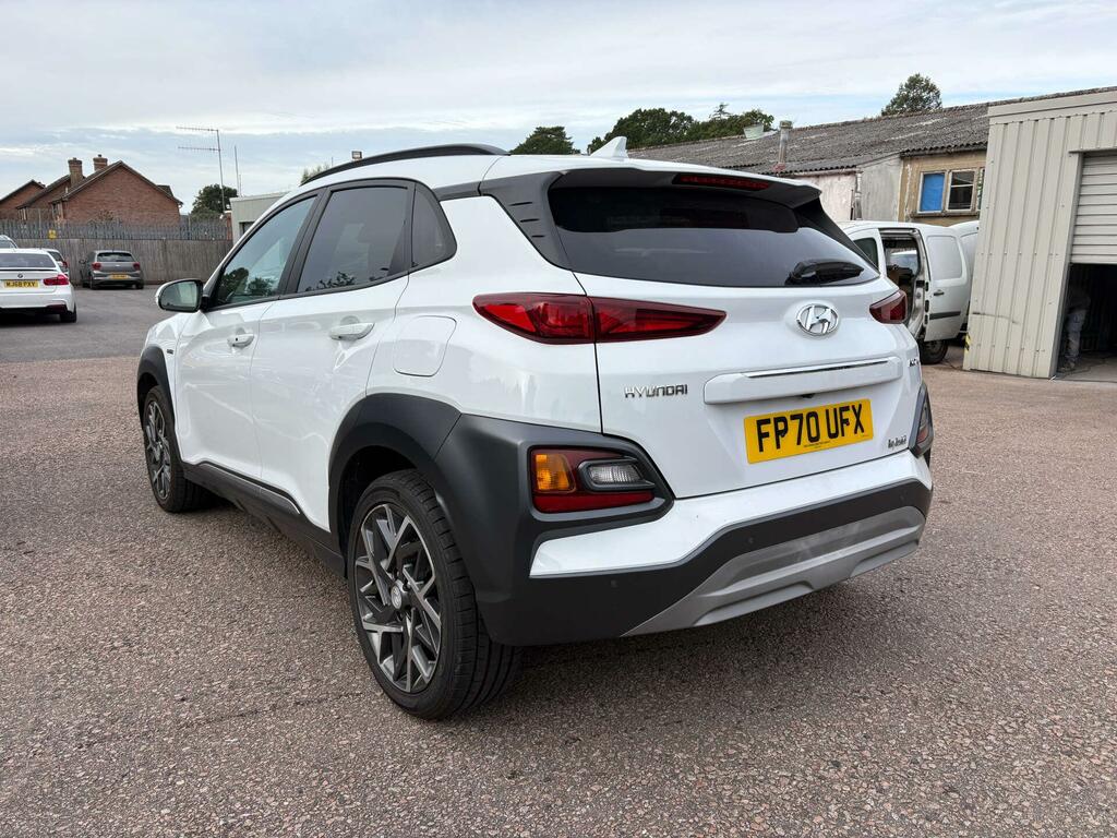 Hyundai Kona Premium White #3