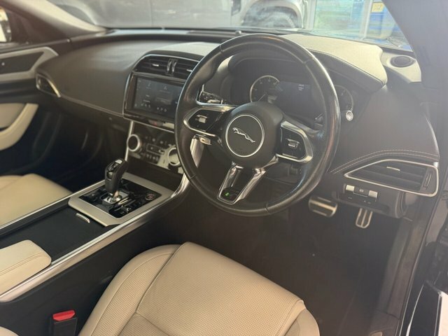 Jaguar XE 2.0 D200 R-dynamic S White #17