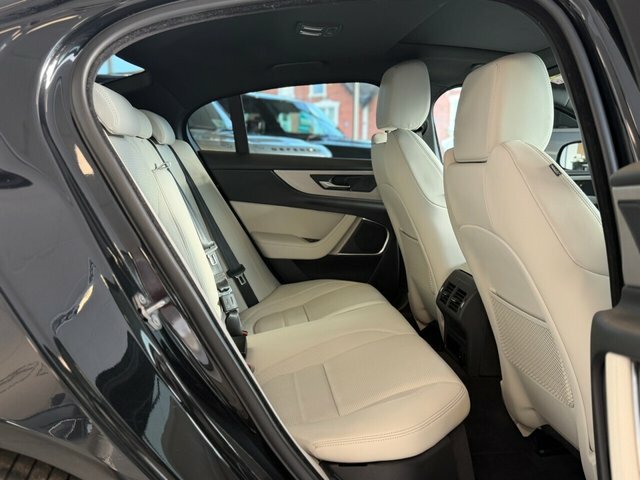 Jaguar XE 2.0 D200 R-dynamic S White #19