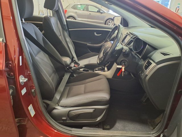 Hyundai I30 Crdi Blue Drive Se Red #3