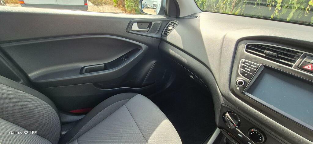 Hyundai I20 Active White #16