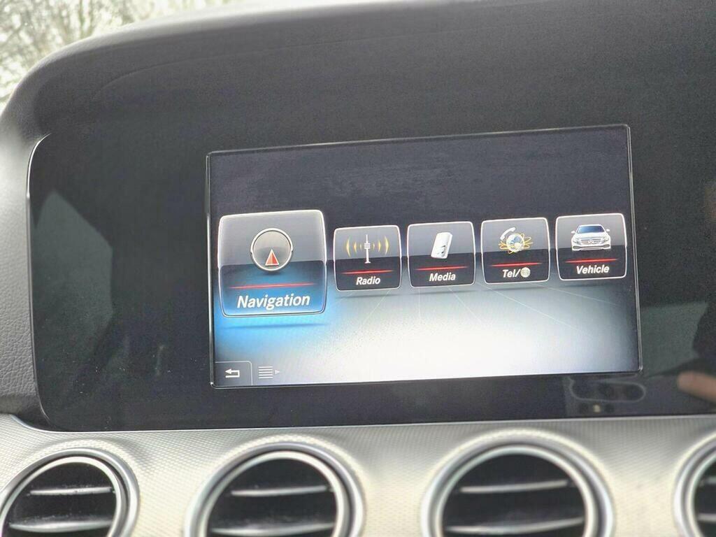 Mercedes-Benz E Class E200 Amg Line 7G-tronic White #31
