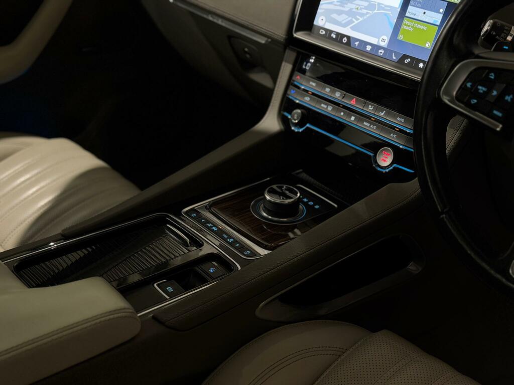 Jaguar F-Pace Portfolio Awd Red #30