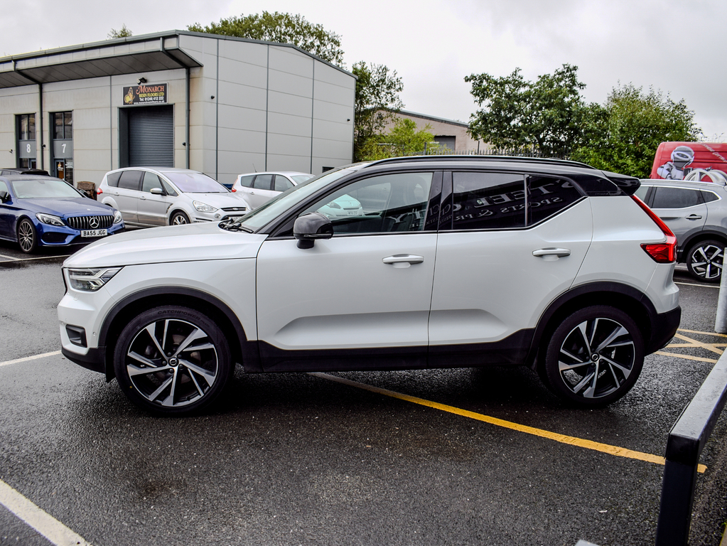 Volvo XC40 D4 First Edition Awd YY68WLR Black #5
