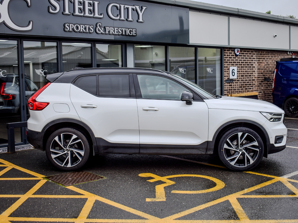 Volvo XC40 D4 First Edition Awd YY68WLR Black #2