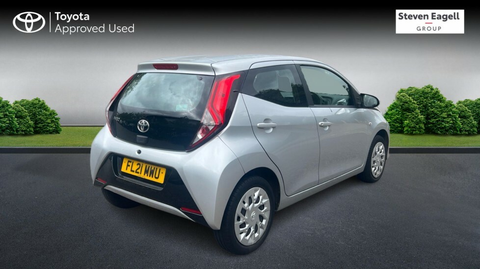 Toyota Aygo 1.0 Vvt-i X-play Euro 6 Safety Sense Silver #2