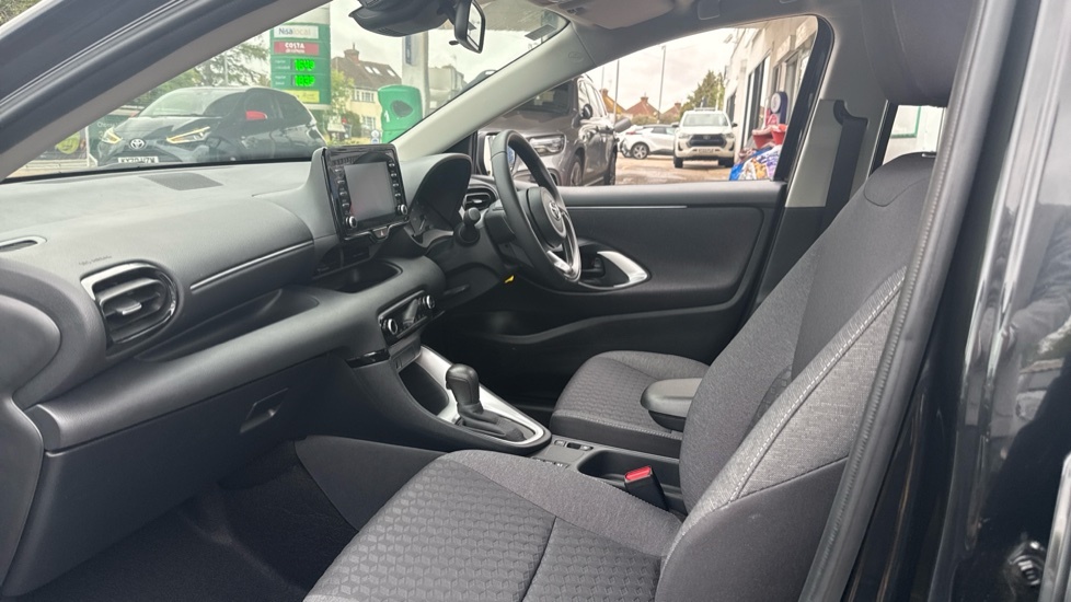 Toyota Yaris 1.5 Vvt-h Icon Hatchback Hybrid E-cvt E Black #5