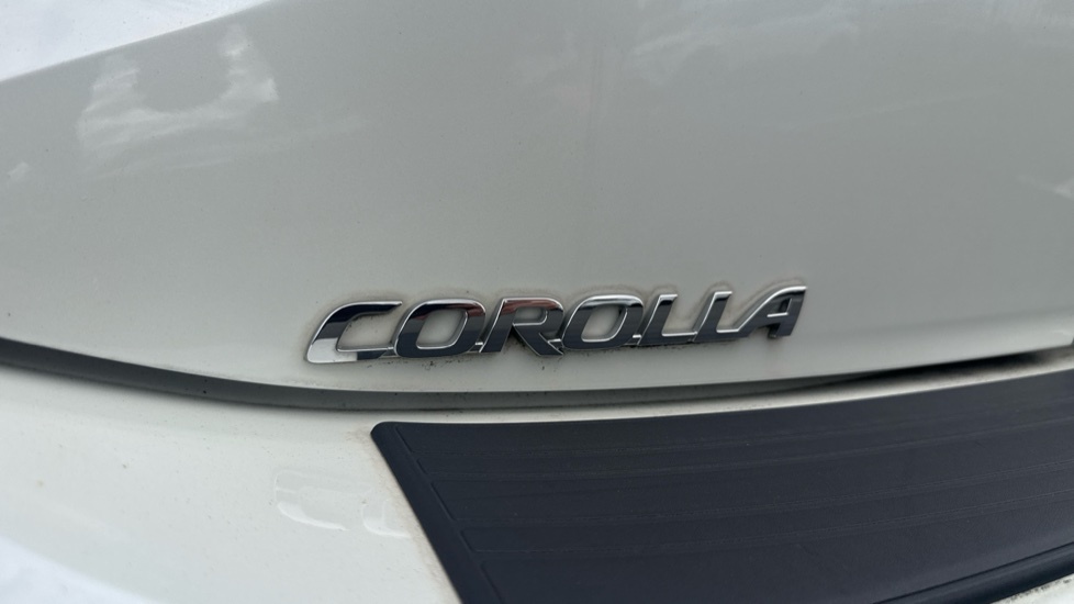 Toyota Corolla Hatchback White #35