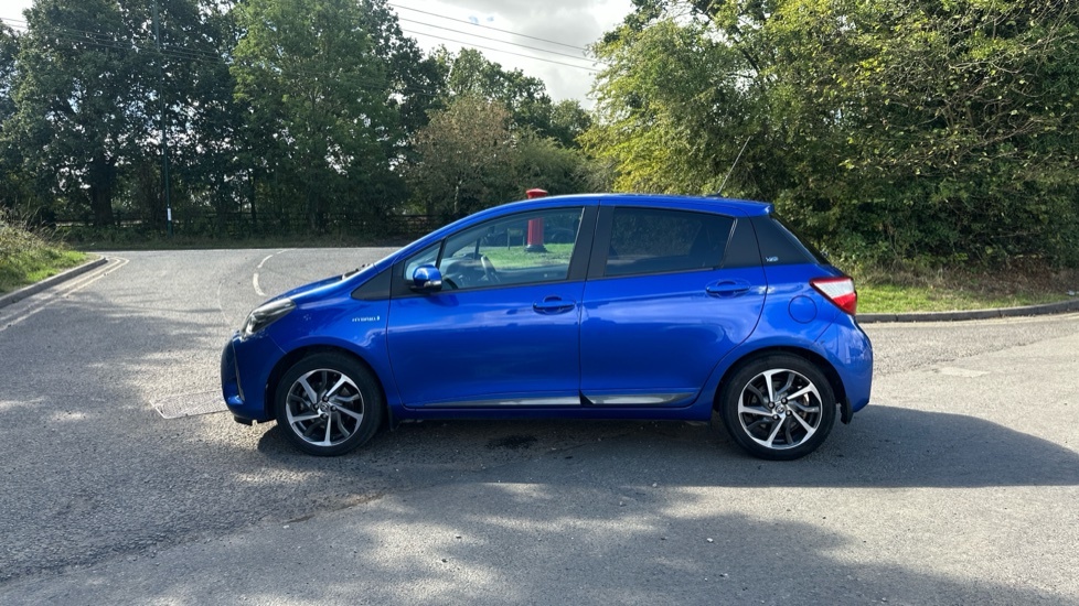 Toyota Yaris Dynamic White #24